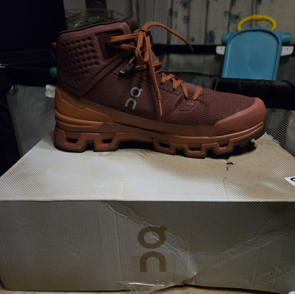 ON Cloudrock 2 Womens Boot Sz 10